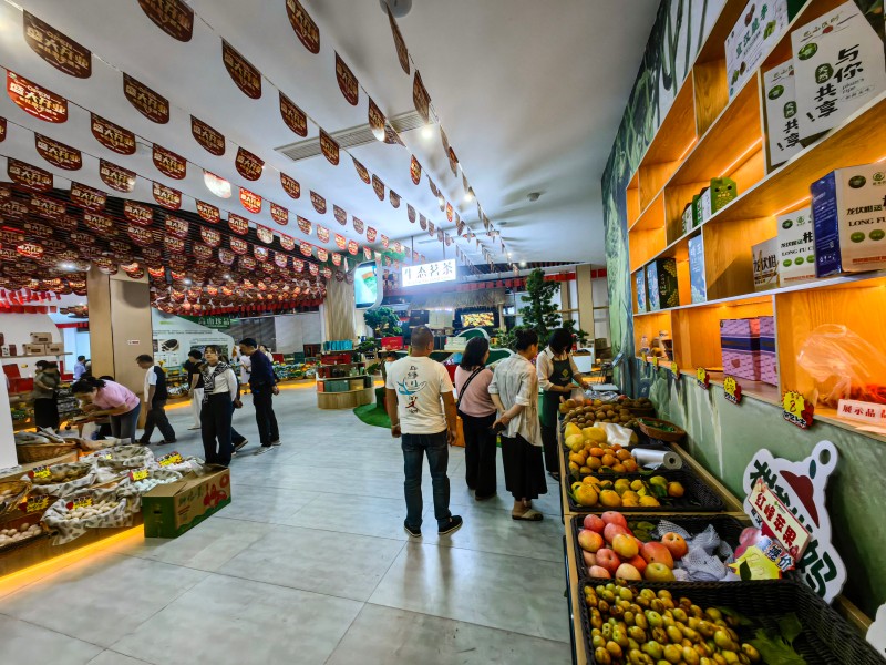 1760169960908009.jpg 5超市購物 張平 攝.jpg