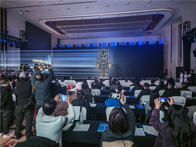 1770466856928220.jpg 圖為現(xiàn)場(chǎng)嘉賓觀看機(jī)器人發(fā)布視頻.jpg