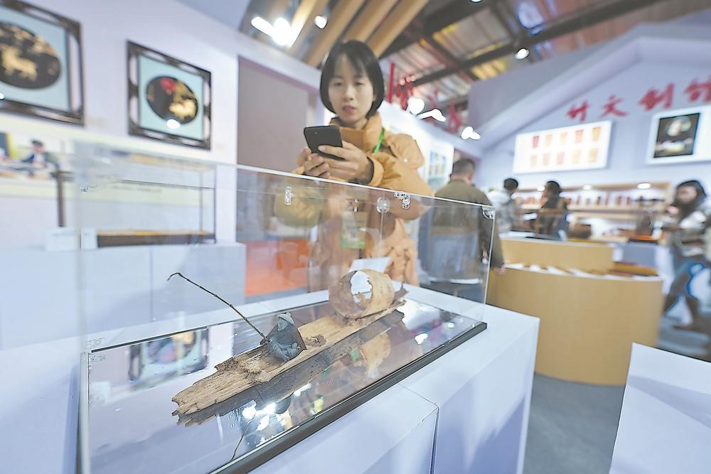 首屆中國(武夷山)竹業博覽會開館 嘉賓在參觀竹制產品.jpg