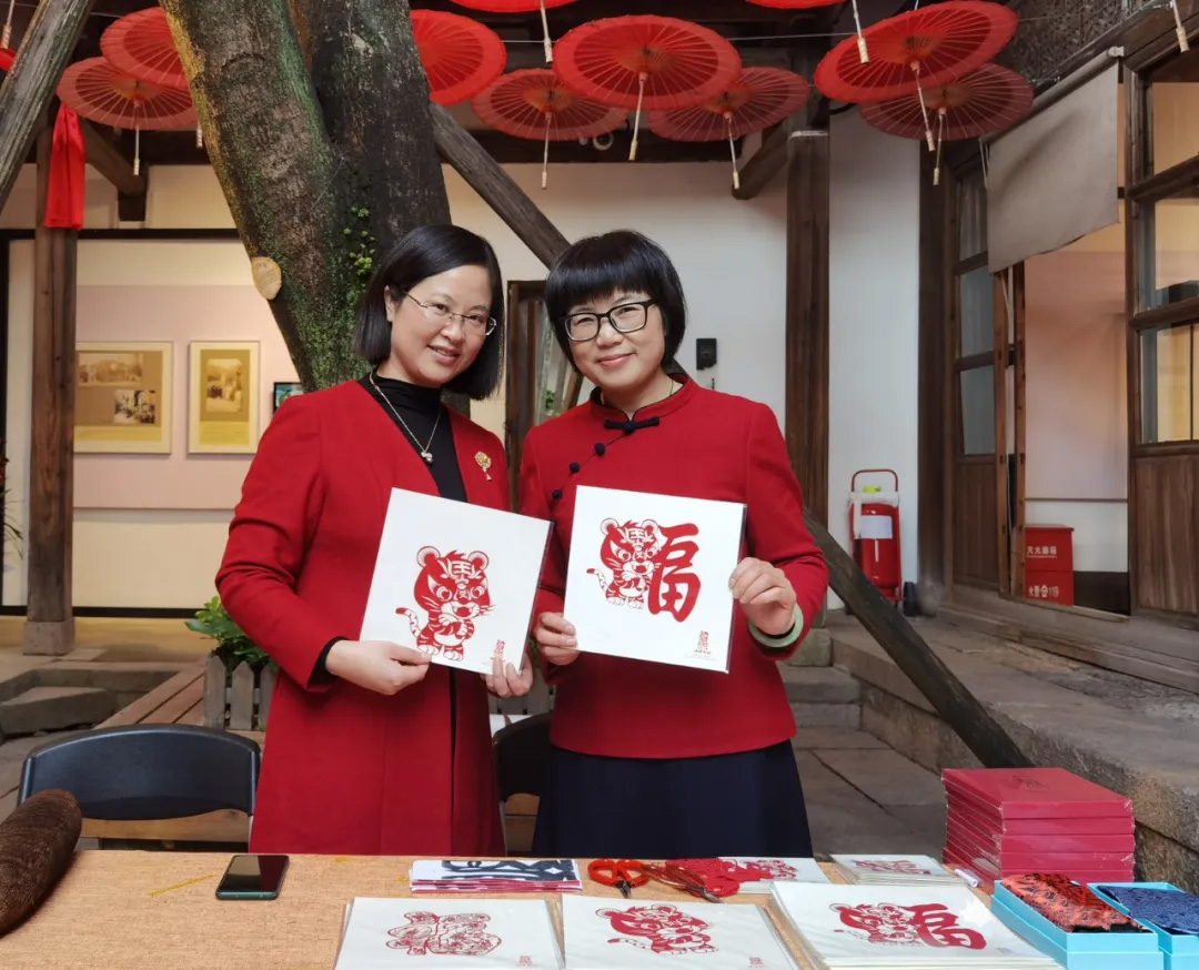 周冬梅（右）與她的文創團隊成員 拷貝.jpg